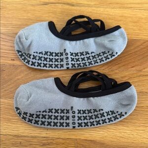 Inner Indigo Non-Slip Yoga Barre Socks (Grey / Black)